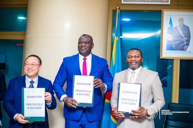 Connectivité : Augustin Kibassa Maliba signe un protocole d&rsquo;accord avec deux entreprises chinoises pour la construction du Réseau National à Fibre Optique