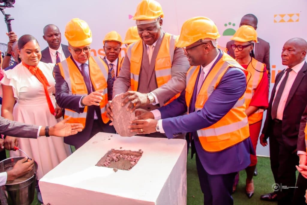 Le Ministre Augustin Kibassa Maliba posant la première pierre du futur siège d’Orange RDC à Kinshasa.